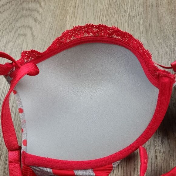 Victoria's Secret Push-up Bra size 32C - Picture 5 of 7